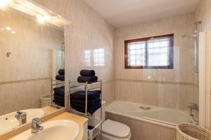 Ένα μπάνιο στο Los Gigantes Tamara Apt By Dream Homes Tenerife