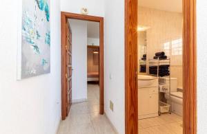Η κουζίνα ή μικρή κουζίνα στο Los Gigantes Tamara Apt By Dream Homes Tenerife