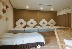 a room with a bunch of beds in it at SN Garden in Ban Bo Hin