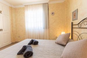 Posteľ alebo postele v izbe v ubytovaní Fantastic View Terrace Apt By Dream Homes Tenerife