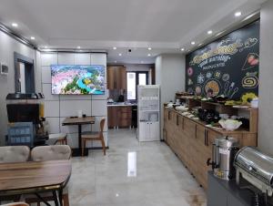 eine Küche mit Theke und Esszimmer in der Unterkunft Pars Palas Hotel in Bostaniçi