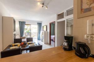 Kuchyňa alebo kuchynka v ubytovaní Cozy 2b Apt By The Beach By Dream Homes Tenerife