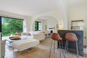 Η κουζίνα ή μικρή κουζίνα στο Maison st tropez dans les vignes