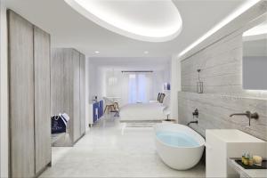 Um banheiro em Mykonos Riviera Hotel & Spa, a member of Small Luxury Hotels of the World