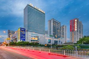 un perfil urbano con edificios altos y una calle en Pearl River International Hotel - Canmetro line 11 YiJing Lu station, en Guangzhou