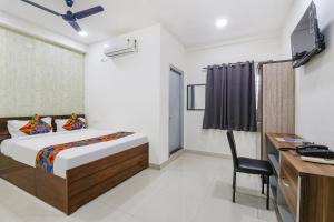 Un dormitorio con una cama, un escritorio y una computadora. en Via Dream Connect - Nr Narsingi, en Hyderabad