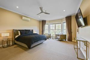 Postel nebo postele na pokoji v ubytování Kerami Manor & Day Spa + 26 fotografií