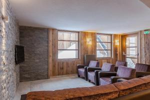 A seating area at Les Balcons Platinium Val Thorens