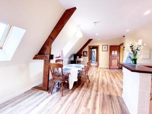 a kitchen and dining room with a table and chairs at La longère T3 - Au Golf de Bellême - Parking - Wifi - 4 Pers in Bellême