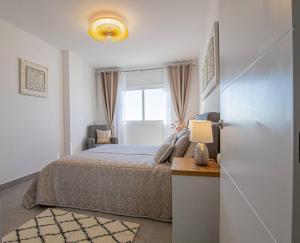 Posteľ alebo postele v izbe v ubytovaní Sunset Bay Apt By Dream Homes Tenerife