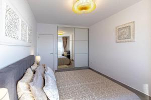 Posteľ alebo postele v izbe v ubytovaní Sunset Bay Apt By Dream Homes Tenerife