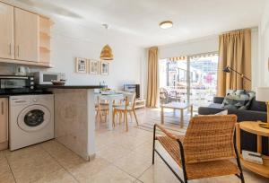Kuchyň nebo kuchyňský kout v ubytování Playa Arena Beach Apt By Dream Homes Tenerife