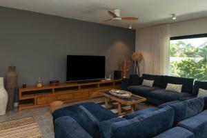 Телевизор и/или развлекательный центр в Appartement moderne de 3 chambres avec jardin près de la plage