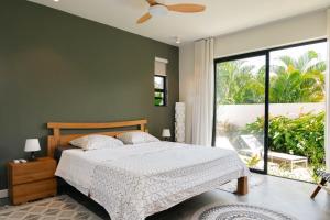 Кровать или кровати в номере Appartement moderne de 3 chambres avec jardin près de la plage