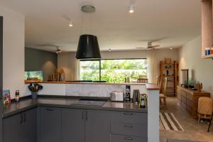 Кухня или мини-кухня в Appartement moderne de 3 chambres avec jardin près de la plage
