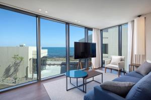 TV a/nebo společenská místnost v ubytování Shilla Stay Plus Iho Tewoo Ocean Front