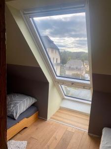 Postel nebo postele na pokoji v ubytování Dachgeschossloft mit Aussicht ins Erzgebirge