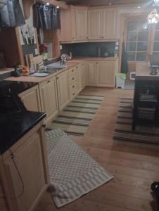 una cucina con mobili in legno e un piano di lavoro di Langlete gjestehus a Gilset