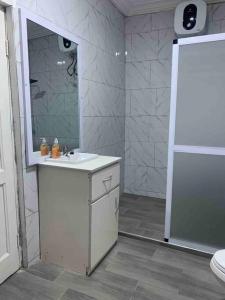Koupelna v ubytování Luxurious 2-Bedroom Oasis in Sunyani-Fiapre