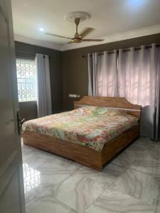 Postel nebo postele na pokoji v ubytování Luxurious 2-Bedroom Oasis in Sunyani-Fiapre + 32 fotografií