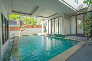 una piscina en medio de una casa en Luxury Samoya villa, en Jimbaran