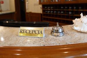 Una señal que dice "caza de recreo" sentado en una mesa. en Villa Mariner, en Mielno