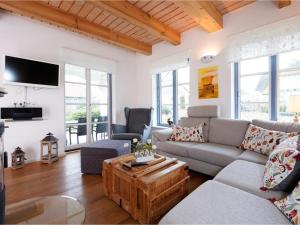 a living room with a couch and a table at Smutje, Ferienhaus in Groß Schwansee