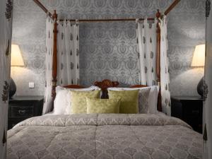 un dormitorio con una cama con dosel en Hill Rise Luxury Villa & Stables by Edwards Collection, en Nuwara Eliya