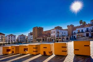 una vista de una plaza en una ciudad en Casa Ledo, en Casas de Don Antonio