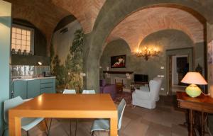 a kitchen and living room with a table and chairs at Casa Pazzi Dimora d'Epoca in Grottammare