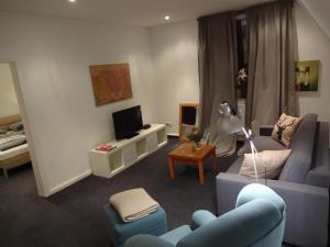 明斯特的住宿－Ferienwohnung im Stadtzentrum，客厅配有蓝色的沙发和电视