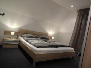 מיטה או מיטות בחדר ב-Ferienwohnung im Stadtzentrum
