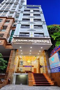 Un gran edificio con un cartel que dice diamante azul. en Diamond Blue Hotel NT - by BAY LUXURY, en Nha Trang