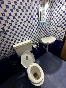 A bathroom at Coco Garden- 04 Minutes to Calangute Beach