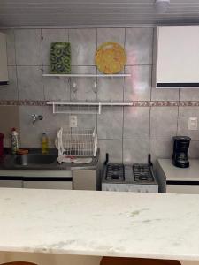 una cucina con lavello e fornello forno superiore di casinhavila130 a Salvador