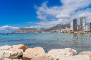 grupa ludzi w wodzie na plaży w obiekcie CostaBlancaDreams Casa Colari 4 in Calpe w mieście Calpe