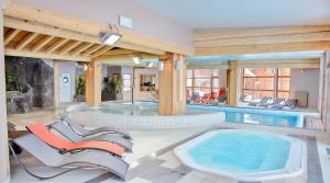 a large swimming pool with chairs and a large swimming pool at Les Balcons Platinium Val Thorens in Val Thorens