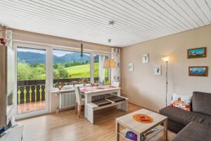 Posezení v ubytování Fewo Roesle mit Hochgrat Blick