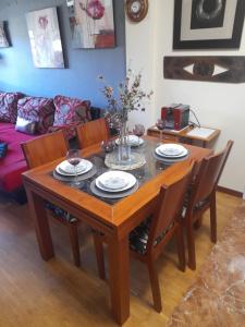 einen Esstisch mit Stühlen und ein Sofa in der Unterkunft Apartamentos Ría de Villaviciosa in Villaviciosa