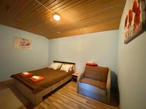 尤尔马拉Dune cottage的卧室里有一张床和一把椅子