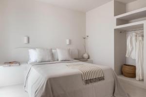 Кровать или кровати в номере Om Living Milos