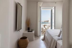 Кровать или кровати в номере Om Living Milos