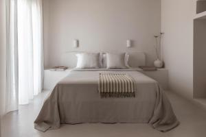 Кровать или кровати в номере Om Living Milos