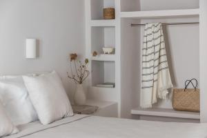 Кровать или кровати в номере Om Living Milos