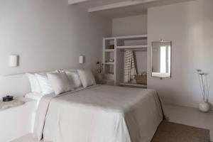 Кровать или кровати в номере Om Living Milos