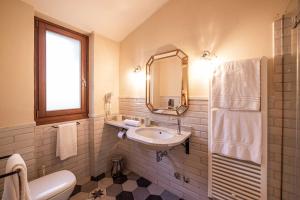a bathroom with a sink and a mirror at Agriturismo La Cerra in Tivoli