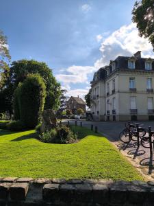 a building with two benches in front of a building at Apartament in Villiers-sur-Marne