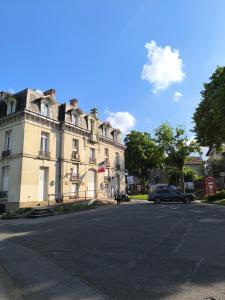 a large building on the side of a street at Apartament in Villiers-sur-Marne