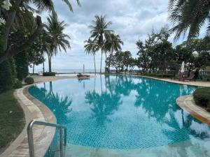 Bazén v ubytování 120 sqm Beachfront Condo nebo v jeho okolí