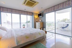 Postel nebo postele na pokoji v ubytování 120 sqm Beachfront Condo + 18 fotografií